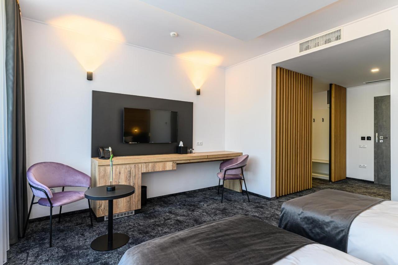 B The Hotel Sfantu Gheorghe  Luaran gambar