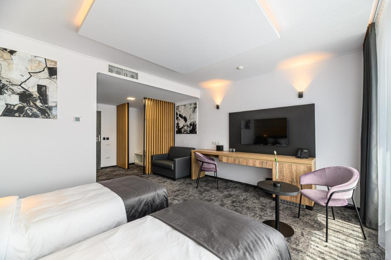 B The Hotel Sfantu Gheorghe  Luaran gambar